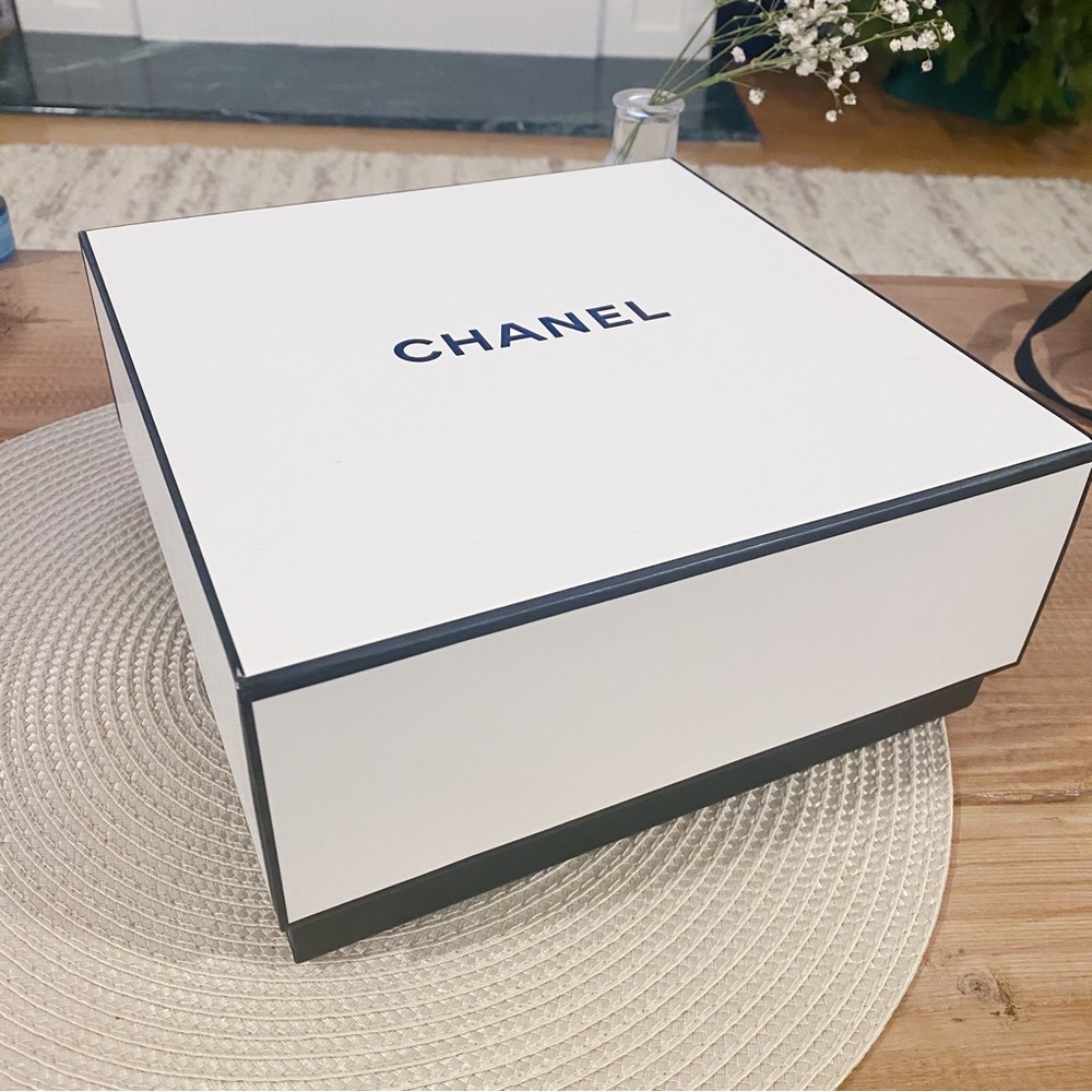Chanel Gift Box - Picture 2 of 4
